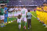 Andrés Guardado recibe emotivo homenaje en el partido entre Betis y Barcelona
