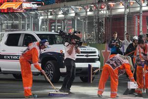 ¡Epa! Comisario de F1 se cae en la pista durante el Gran Premio de Las Vegas y desata risas