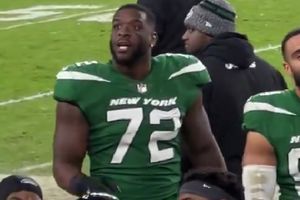 Micheal Clemons, jugador de los Jets, grita ofensa a los fanáticos de los Browns