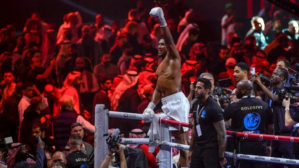 Anthony Joshua vence a Wallin por nocaut técnico en Arabia Saudita; Parker sorprende a Wilder
