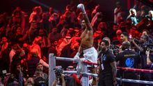 Anthony Joshua vence a Wallin por nocaut técnico en Arabia Saudita; Parker sorprende a Wilder