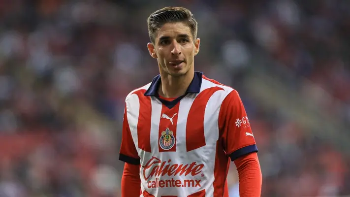 Alarma en Chivas: Isaac Brizuela, lesionado en entrenamiento; podrían ser los ligamentos cruzados