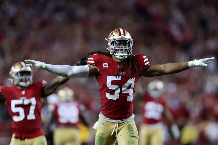 Fred Warner celebra la detención de los Lions en cuarta oportunidad