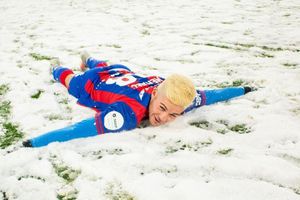 ¿Juegos de Invierno? CSKA Moscú jugó partido de la liga rusa en cancha repleta de nieve