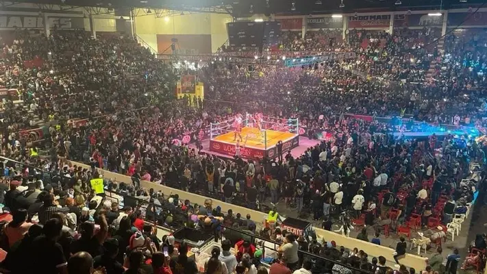 Afición se enoja en Guerra de Titanes y arroja basura al cuadrilátero de Lucha Libre AAA
