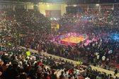 Afición se enoja en Guerra de Titanes y arroja basura al cuadrilátero de Lucha Libre AAA