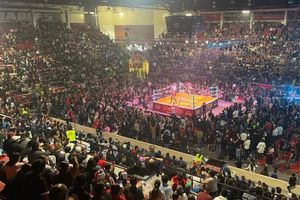 Afición se enoja en Guerra de Titanes y arroja basura al cuadrilátero de Lucha Libre AAA