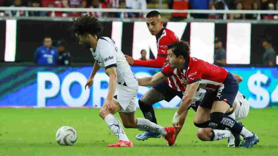 ¡No lo quieren! Afición de Chivas se mete con 'Chino' Huerta en partido ante Pumas