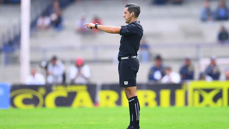 Árbitro anuncia decisión de expulsar a Nathan Silva tras revisar VAR, pero no explica por qué