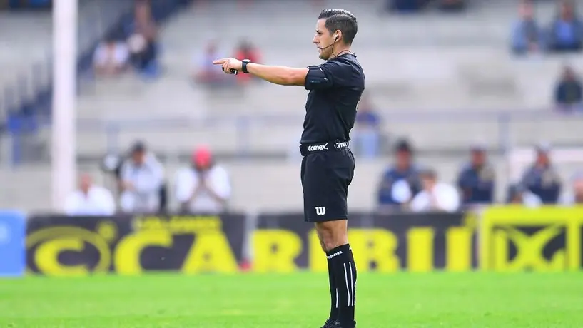 Árbitro anuncia decisión de expulsar a Nathan Silva tras revisar VAR, pero no explica por qué