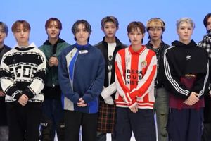 Grupo de J-Pop promociona gira utilizando una playera de Chivas