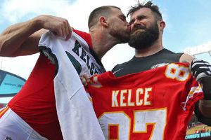 Duelo de hermanos: Travis Kelce y Jason Kelce se enfrentan en el Monday Night Football