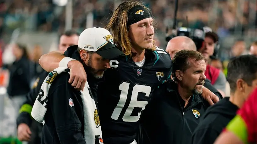 Trevor Lawrence salió lesionado en el juego de Jaguars ante Bengals por un pisotón en tobillo