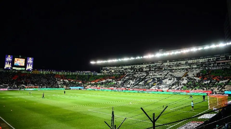 ¡Ya es tradición! Sacerdote bendice la cancha de León previo al duelo ante América