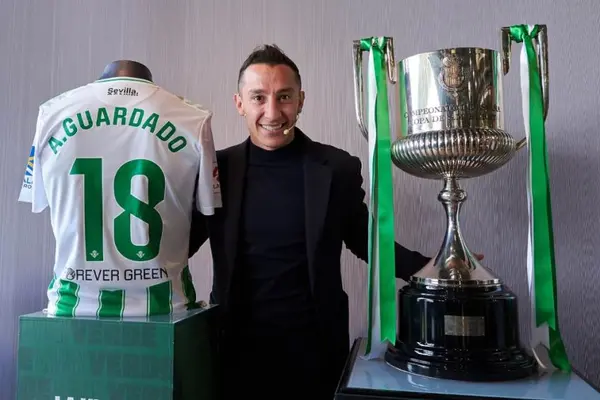 ¡Como un ídolo! Betis prepara homenaje a Andrés Guardado contra Barcelona