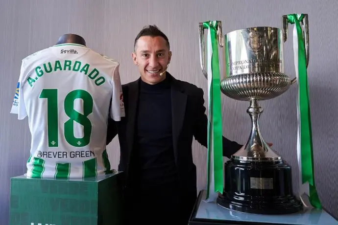 ¡Como un ídolo! Betis prepara homenaje a Andrés Guardado contra Barcelona