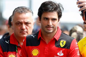 Carlos Sainz 'aplica' un Lando Norris y rompe trofeo de un evento del GP de Las Vegas