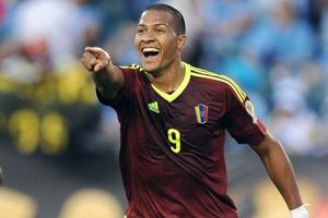 Salomón Rondón trolleó a fan que cuestionó su desempeño en River Plate