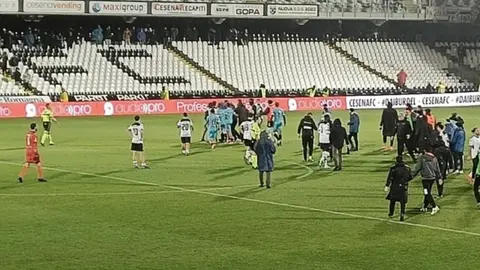 Padre de un jugador en Serie C entra al campo y golpea al arquero rival