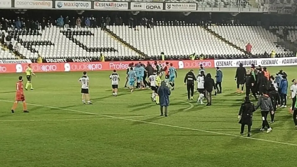 Padre de un jugador en Serie C entra al campo y golpea al arquero rival