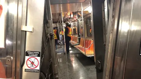Tren del metro de NY se descarrila tras choque; 20 personas resultan lesionadas
