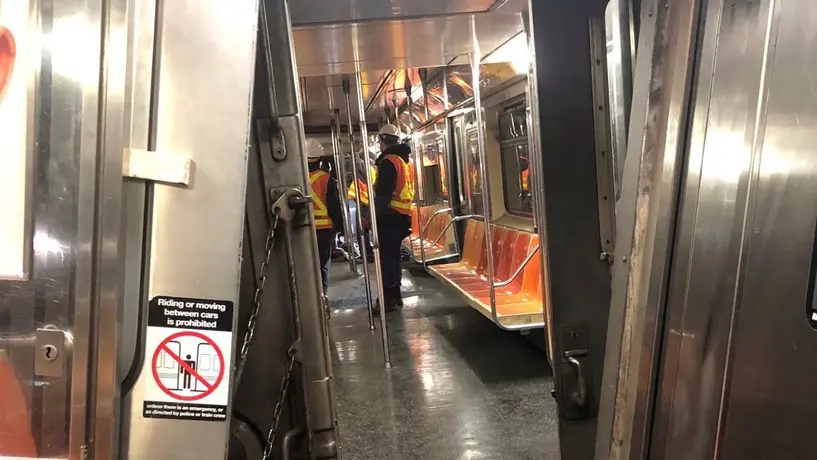 Tren del metro de NY se descarrila tras choque; 20 personas resultan lesionadas