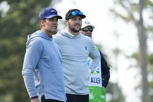 Josh Allen y Tom Brady se vuelven a encontrar, esta vez en un campo de golf