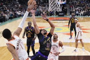 Vassell y Wembanyama rompen racha de 18 derrotas de Spurs; vencen a Lakers