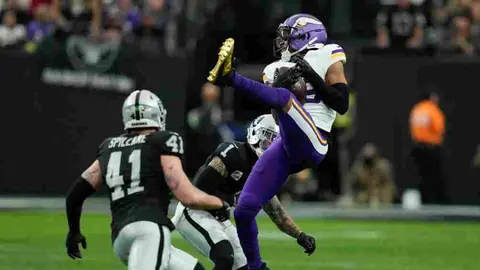 NFL: Justin Jefferson, de Minnesota, fue trasladado al hospital tras golpe en el pecho