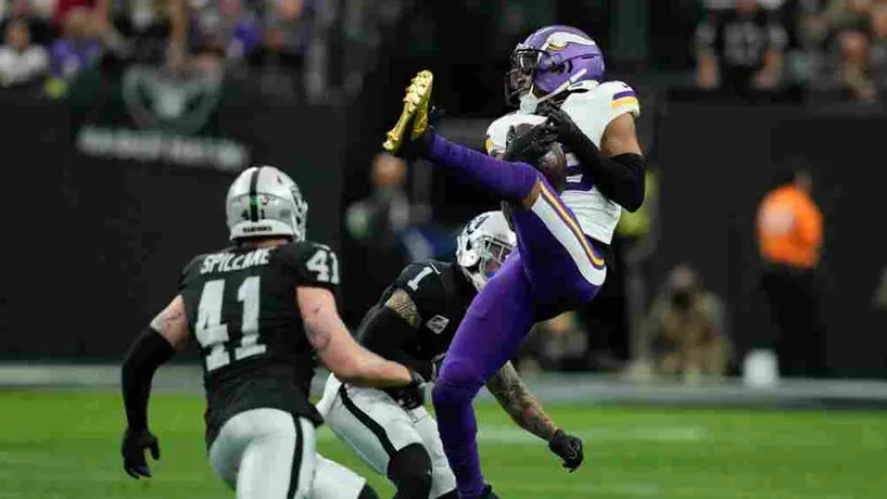NFL: Justin Jefferson, de Minnesota, fue trasladado al hospital tras golpe en el pecho