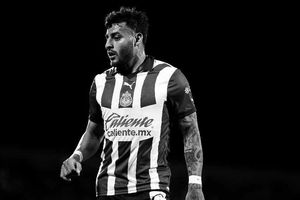 Aficionados 'revientan' a Alexis Vega por tener más lujos que Cristiano Ronaldo