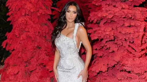 Kim Kardashian transforma su casa de Los Ángeles en un bosque navideño