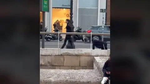Mujer pasea a hombre como si fuera un perro