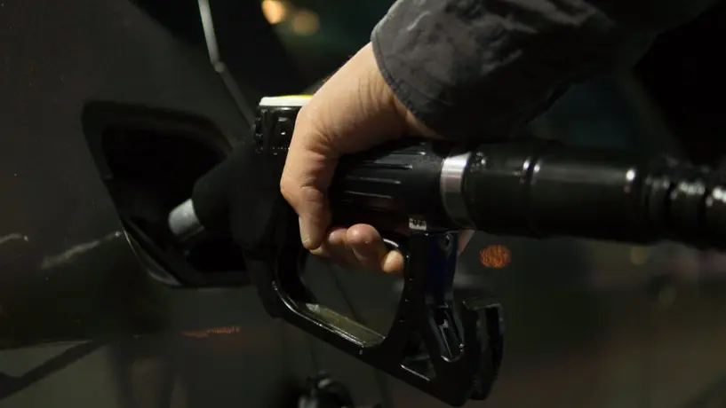 ¿Gasolinazo de Año Nuevo? Precio del combustible 'llega' a 29.99 pesos; qué dice AMLO