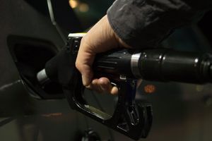 ¿Gasolinazo de Año Nuevo? Precio del combustible 'llega' a 29.99 pesos; qué dice AMLO
