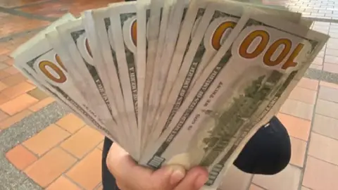 ¡Peso gana terreno! Así amanece el dólar este 26 de enero