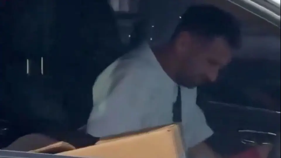 Lionel Messi le firmó la playera a un aficionado en un semáforo
