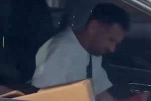 Lionel Messi le firmó la playera a un aficionado en un semáforo