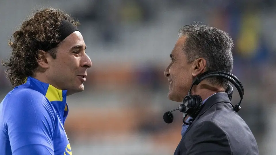 Adolfo Ríos 'obligó' a Guillermo Ochoa a dejarse el cabello largo para ser portero de América