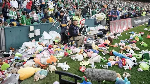 Así se vivió la lluvia de peluches en el Benito Villamarín en el Betis vs Real Madrid