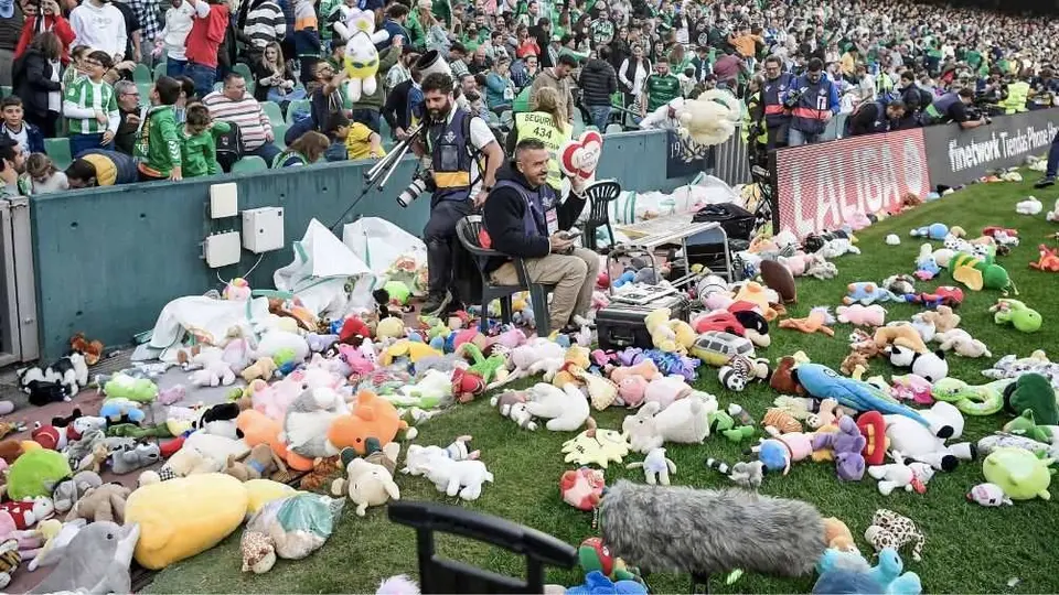 Así se vivió la lluvia de peluches en el Benito Villamarín en el Betis vs Real Madrid