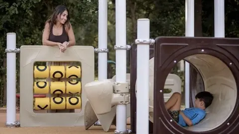 Antonela Roccuzzo visitó una escuela de Santa Fe antes de volver a Miami