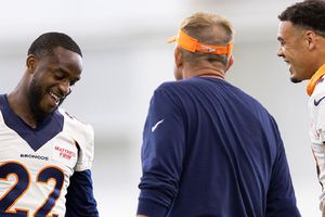 NFL: Jugador de Denver Broncos regresa de suspensión... ¡y lo vuelven a castigar!