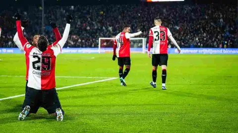 Santiago Giménez tiene los mismos goles que todo Manchester United