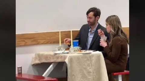 ¡No es el lugar, es la persona! Pareja de enamorados tiene cena romántica en un Costco
