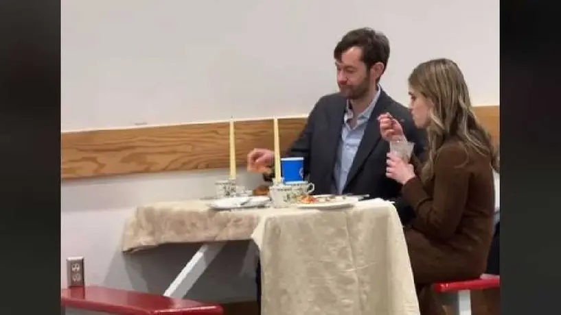 ¡No es el lugar, es la persona! Pareja de enamorados tiene cena romántica en un Costco