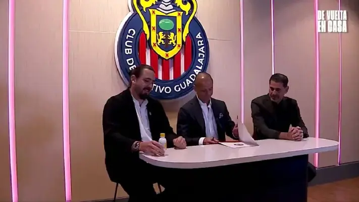 'Chicharito' Hernández cumplió su promesa de regresar como leyenda a Chivas, recordó Amaury Vergara