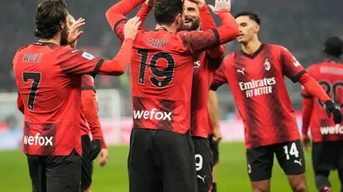 AC Milan "arrolla" a la Roma de la mano de Giroud y Theo Hernández