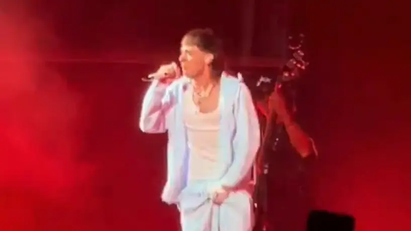 ¡Ah caray! Se le caen los pantalones a Peso Pluma en pleno concierto en Argentina