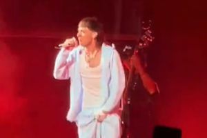 ¡Ah caray! Se le caen los pantalones a Peso Pluma en pleno concierto en Argentina